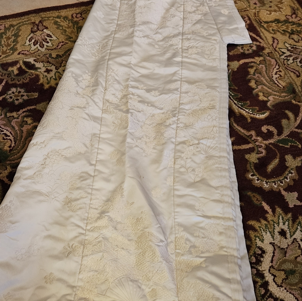 Authentic Japanese White Silk Embroidered Padded Women's Wedding Kimomo - Picture 13 of 15
